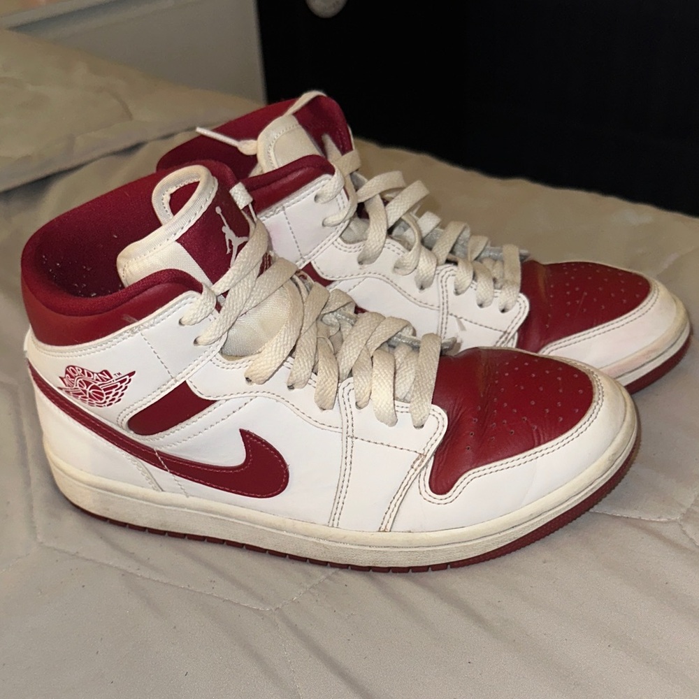 Nike Jordan Mids// White Pomegranate (very pre loved)